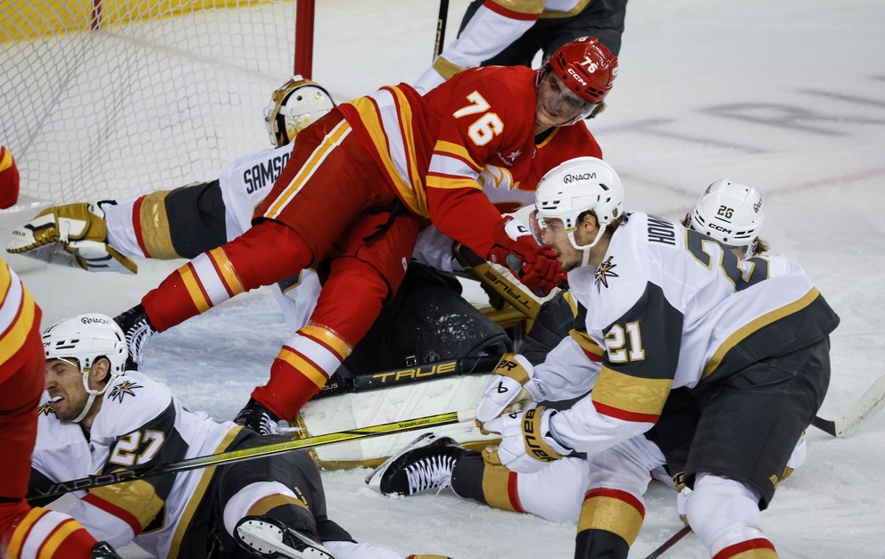 Slovenský hokejista v drese Calgary Flames Martin Pospíšil (76).