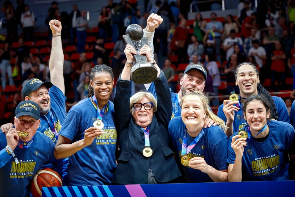Natália Hejková s trofejou pre víťaza basketbalovej Euroligy. 