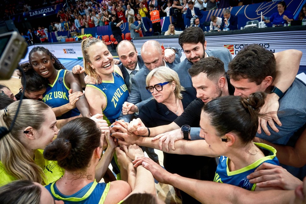 Natália Hejková so svojim realizačným tímom a hráčkami USK Praha, v čase, keď už vedeli, že im víťazstvo vo finále neunikne.