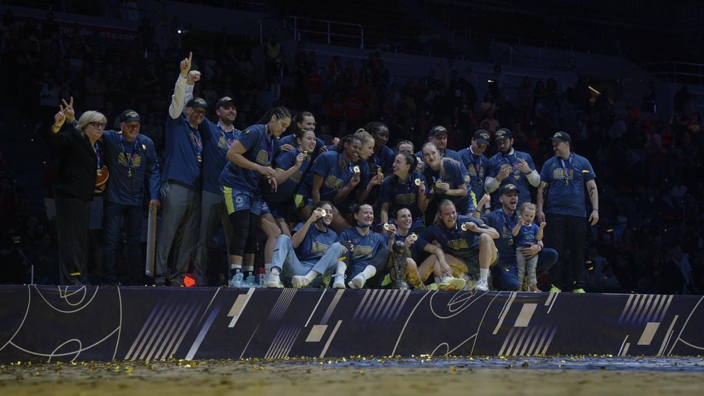 Basketbalistky ZVVS USK Praha, šampiónky Euroligy.