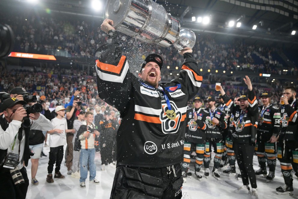 Jaroslav Janus s majstrovským pohárom po siedmom zápase finále play off hokejovej Tipos extraligy medzi HC Košice - HK Nitra.