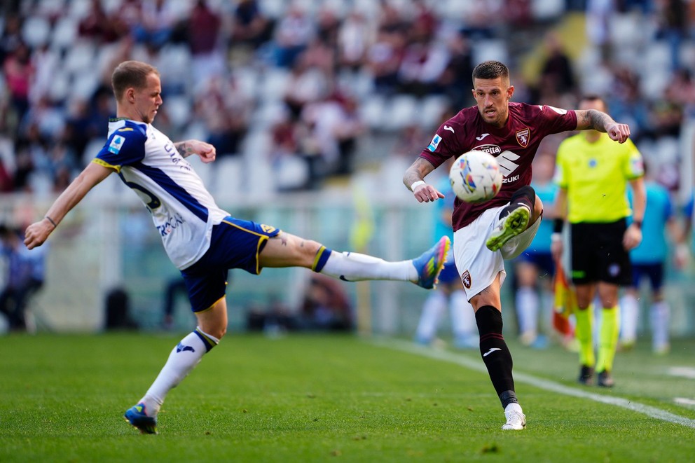Cristiano Biraghi a Ondrej Duda. 