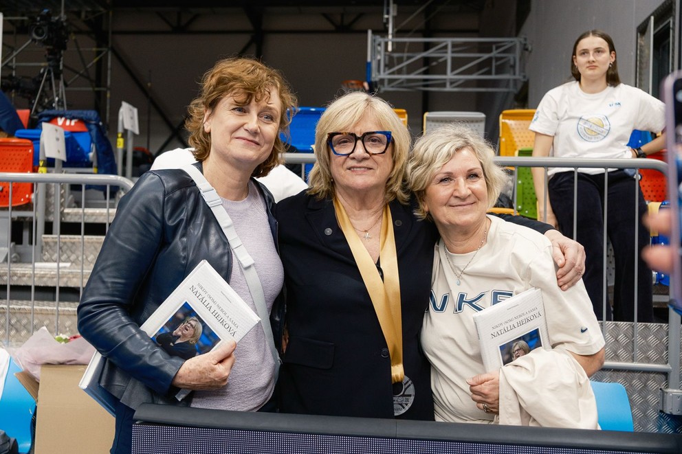 Iveta Bieliková (vľavo) a Natália Hejková po poslednom zápase slovenskej trénerky v Prahe  v roku 2025.