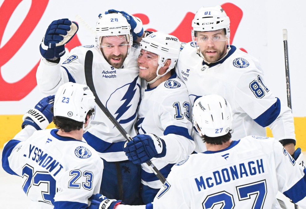 Hokejisti Tampy oslavujú gól, vpravo hore slovenský obranca Erik Černák (81). 