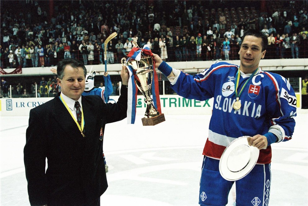 Tréner Július Šupler a útočník Oto Haščák s trofejou pre víťaza turnaja B-kategórie MS v hokeji 1995 v Bratislave.