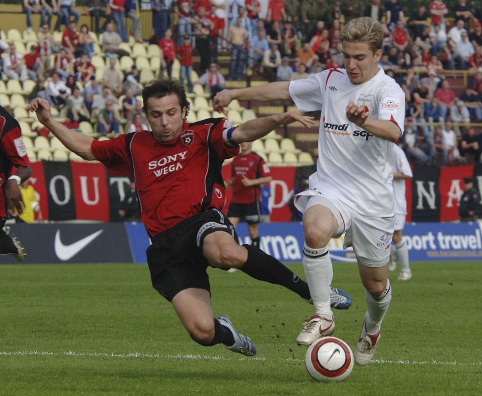 Trnavčan Martin Poljovka v súboji s Erikom Jendrišekom.