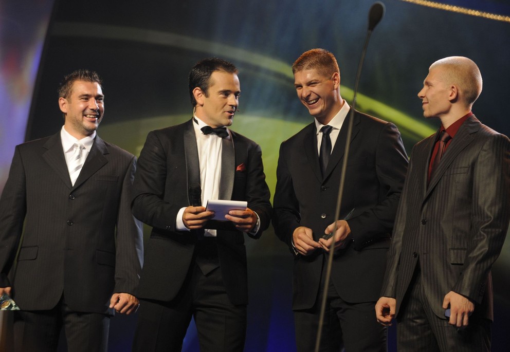 Jozef Kováčik (zľava), moderátor Slavo Jurko, Michal Sersen a Sasu Hovi na vyhlásení ankety "Zlatý puk 2008". Všetci hráči Slovana sa dostali do All Stars Slovnaft Extraligy 2007/08. 
