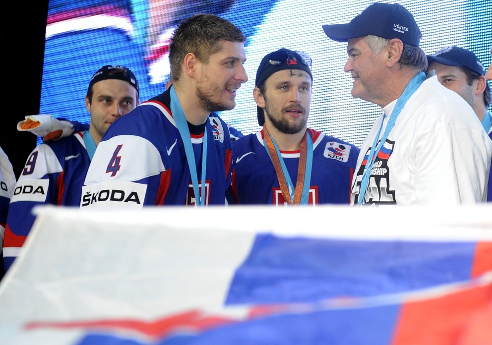 Tréner slovenskej hokejovej reprezentácie Vladimír Vůjtek, Marek Hovorka, Michal Sersen a Tomáš Starosta na oslavách striebra po MS 2012.