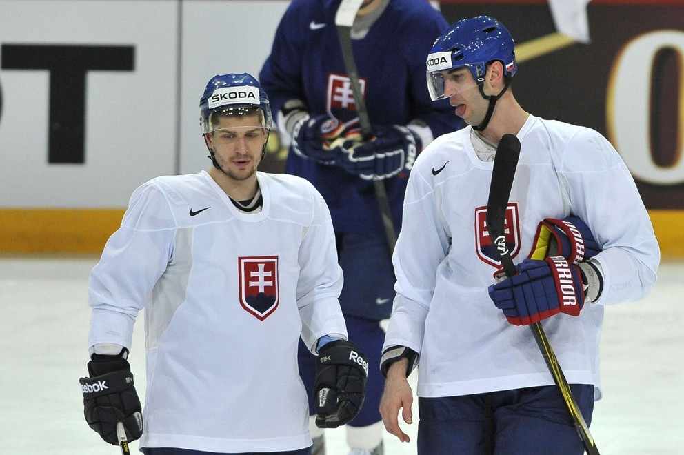 Michal Sersen (vľavo) a Zdeno Chára na tréningu počas MS 2012.