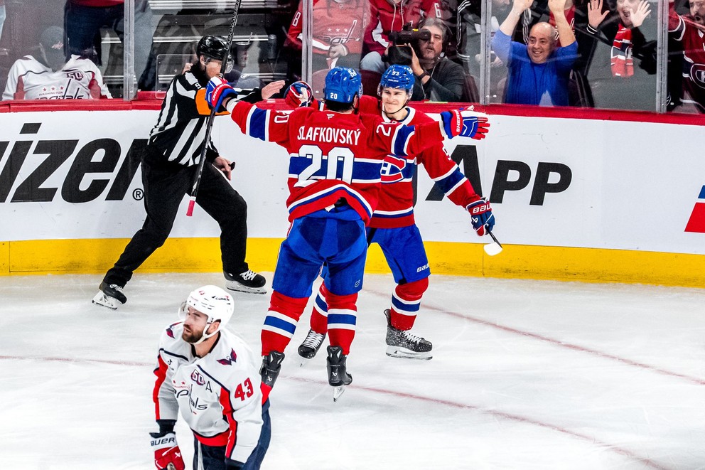 Juraj Slafkovský oslavuje gól s Ivanom Demidovom.