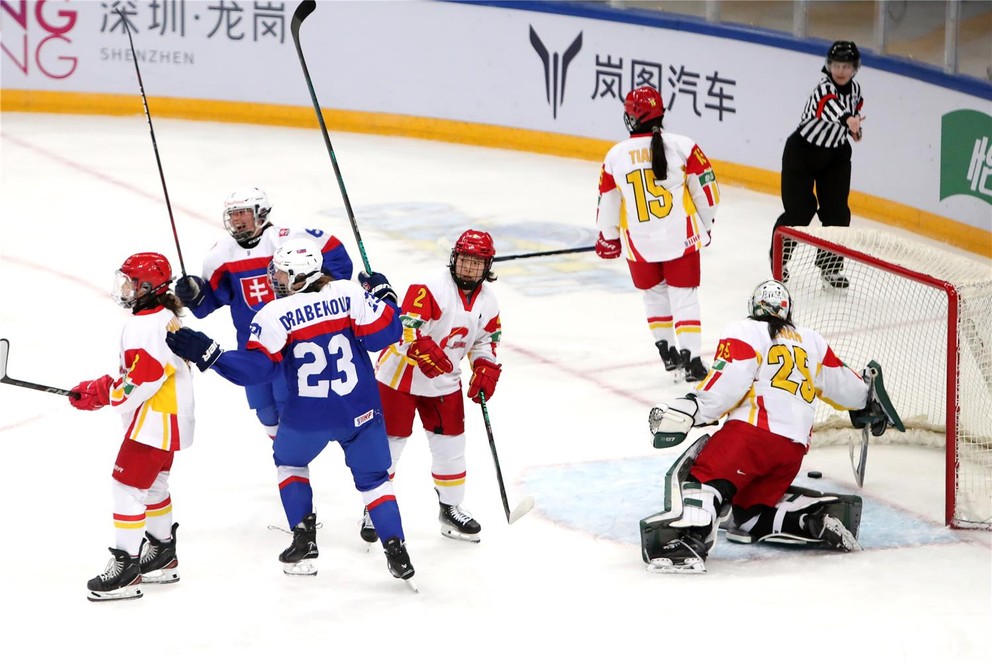 Momentka zo zápasu Slovensko - Čína na turnaji 1-A divízie MS v hokeji žien 2025.