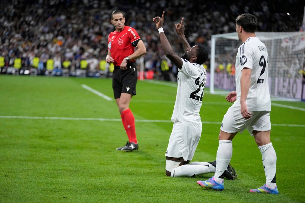 Futbalista Realu Madrid Antonio Rüdiger (uprostred) sa teší z gólu v predĺžení.