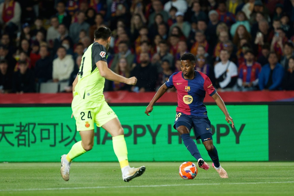 Martin Valjent (vľavo) a Ansu Fati v zápase FC Barcelona - RCD Mallorca v 33. kole La Ligy.