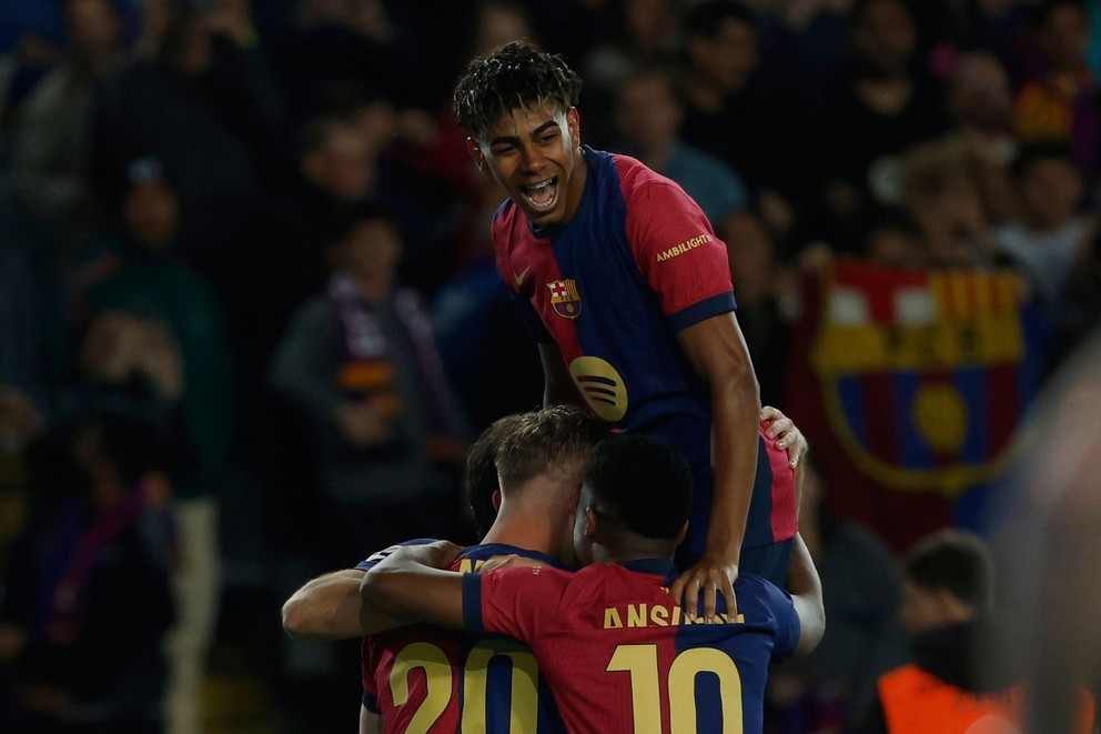 Lamine Yamal (hore) a jeho spoluhráč Dani Olmo (vľavo) sa radujú z gólu. 
