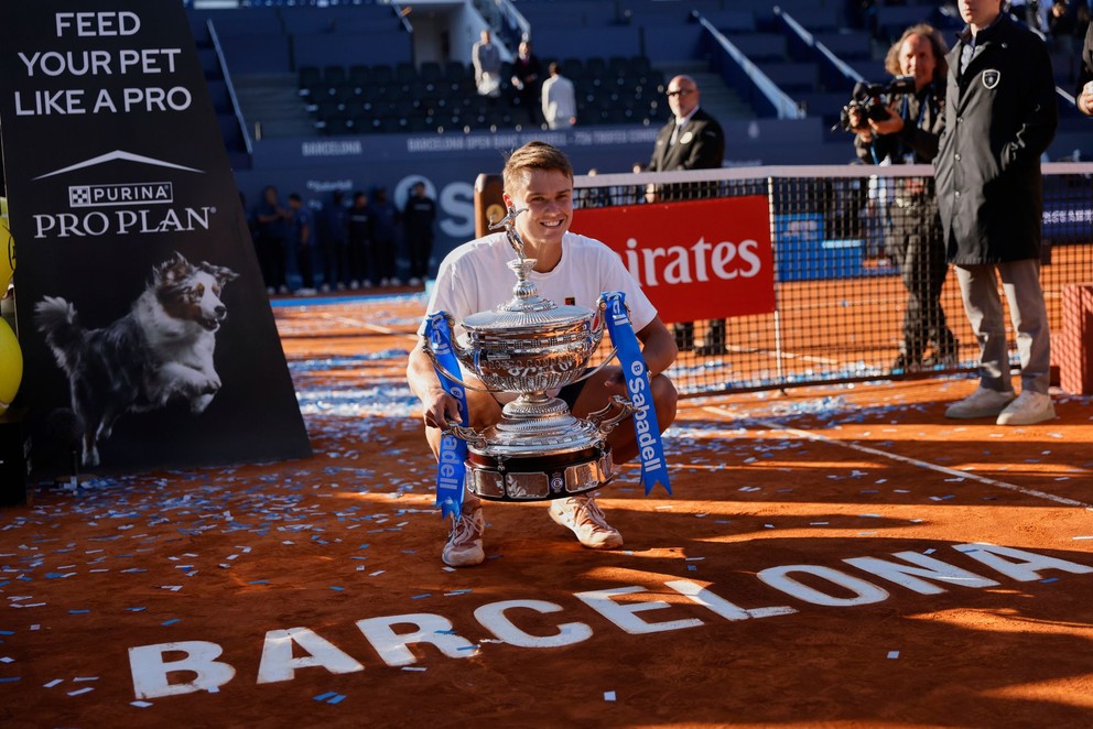 Holger Rune s trofejou pre víťaza po triumfe na turnaji ATP Barcelona 2025.