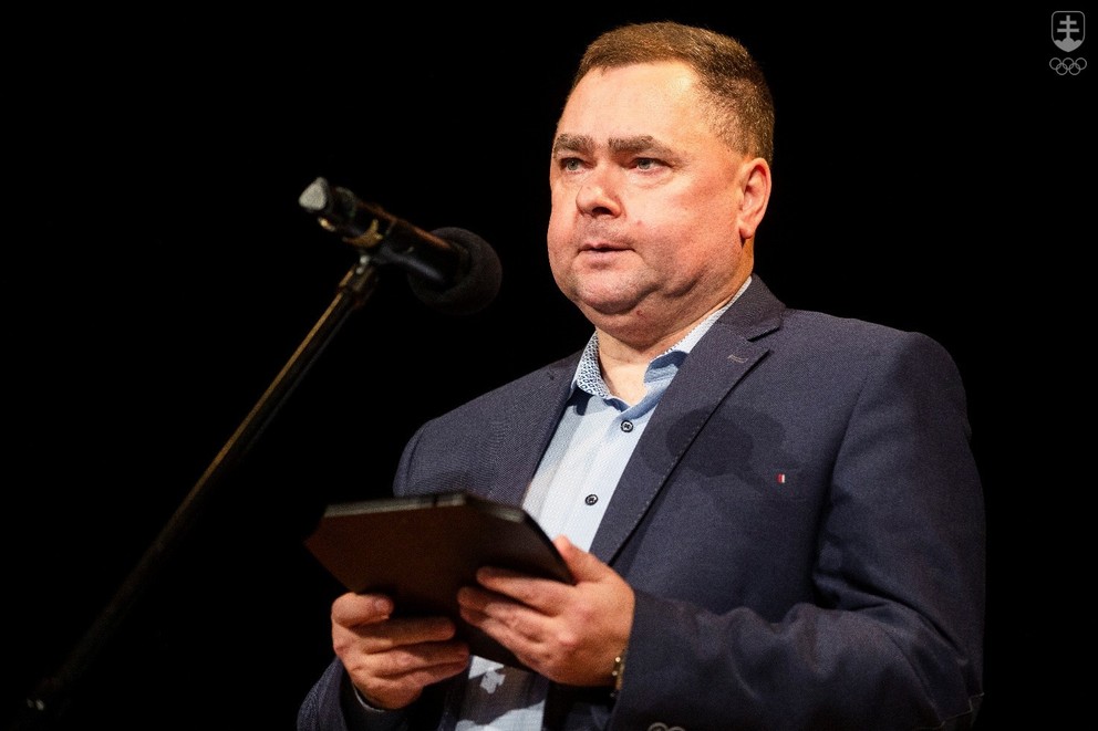 Roland Vími počas uvádzania do Siene slávy slovenského stolného tenisu.