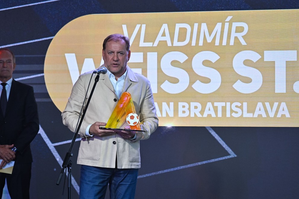 Vladimír Weiss st. (ŠK Slovan Bratislava) si preberá cenu v kategórii Najlepší tréner počas slávnostného vyhlásenia Jedenástky sezóny Niké ligy 2024/2025