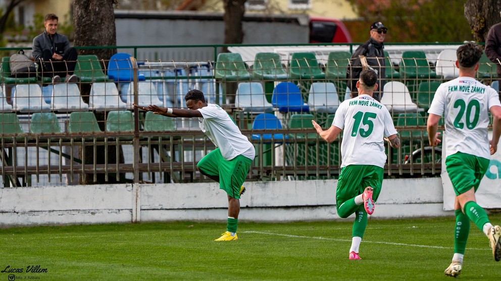 Nigérijčan Daneji oslavuje víťazný gól proti vedúcej Seredi, vedľa sú Róbert Ešek (15) a Marko Michalík (20).  