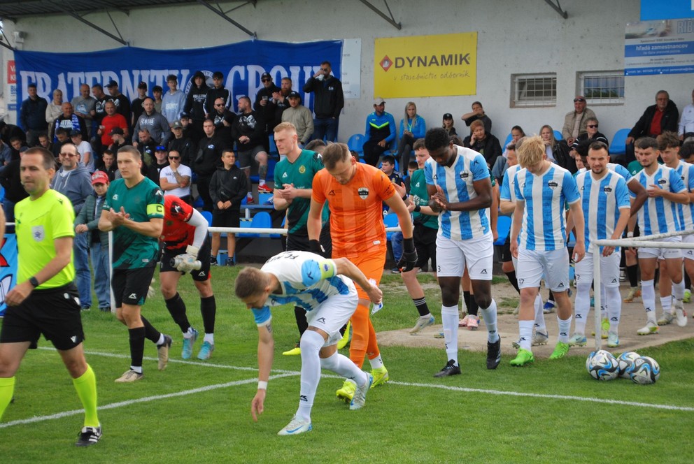 Nástup tímov FC Nitra a FC Baník Prievidza na štvrtoligový duel.