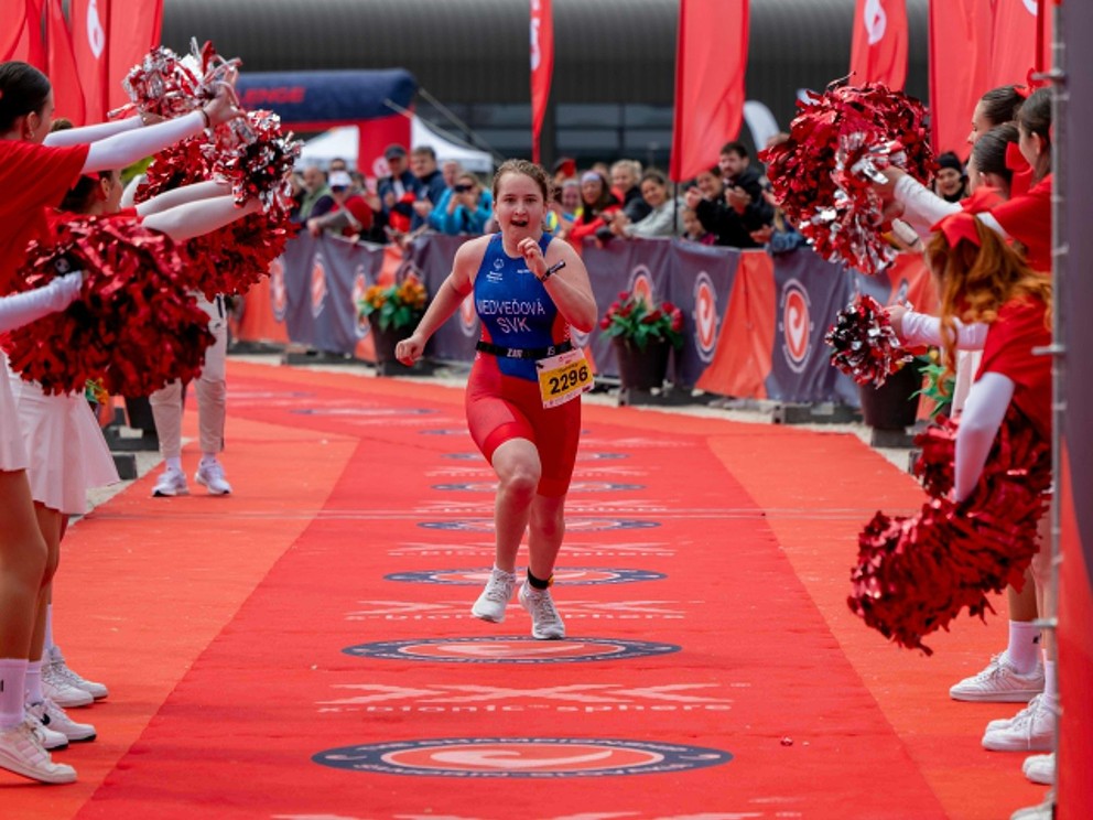 Na snímke Dominika Medveďová vbieha do cieľa svojho prvého triatlonu na 4. majstrovstvách Európy Špeciálnych olympiád v Šamoríne.