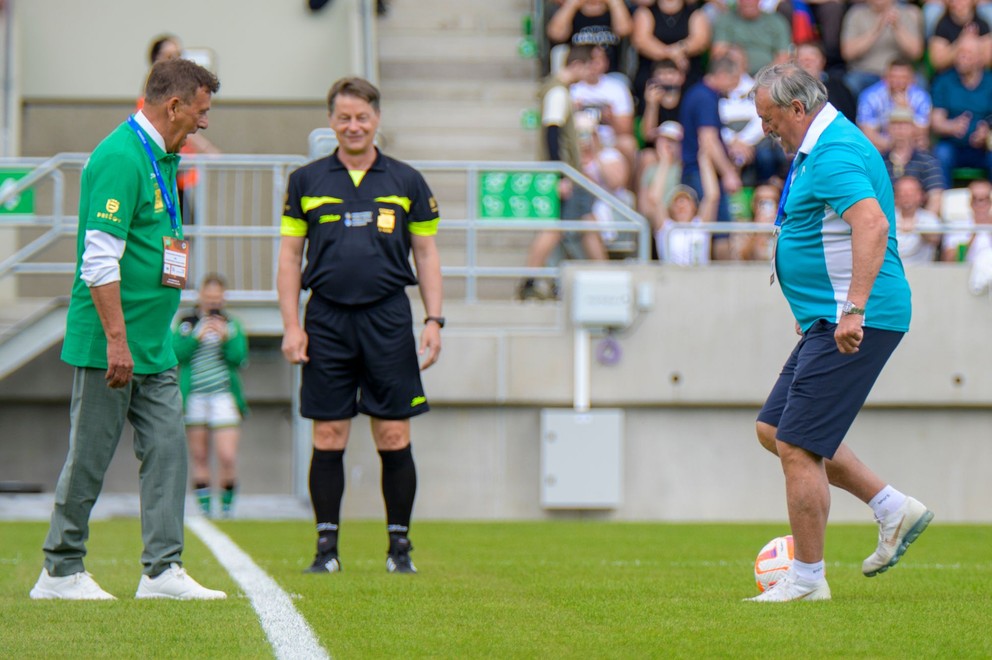 Antonín Panenka (vpravo) dáva prvý výkop na exhibičnom zápase medzi Internacionálmi Slovenska a Klubom ligových kanonierov a Internacionálmi Tatrana Prešov počas otvorenia nového štadióna Futbal Tatran Aréna (FTA) v Prešove.