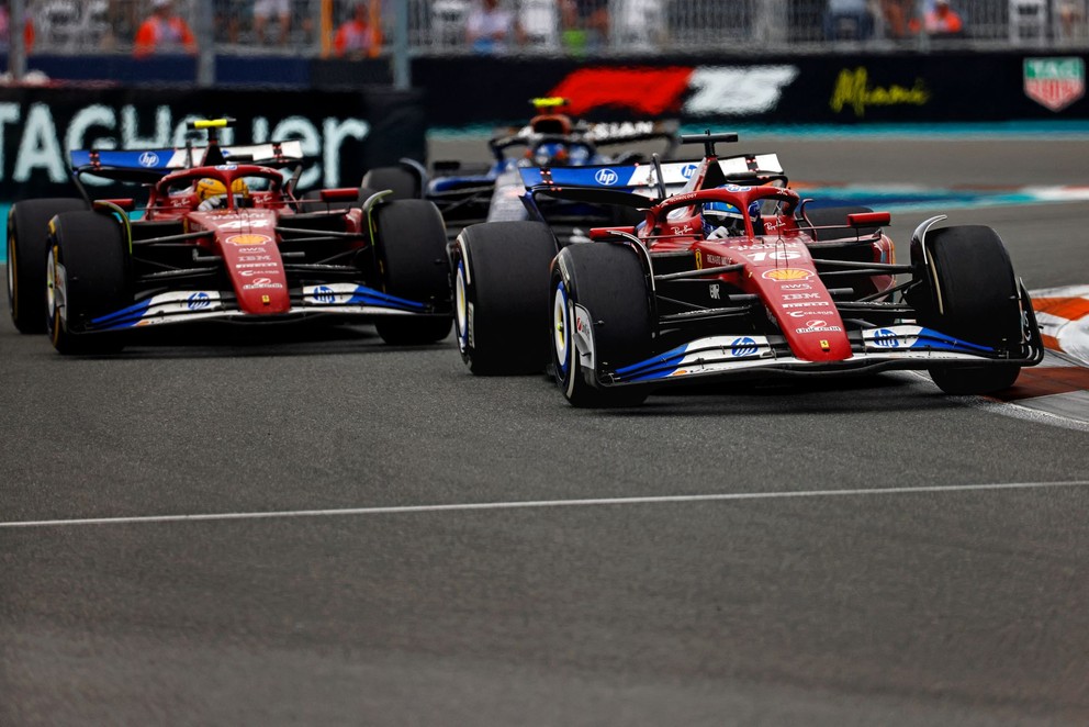 Jazdci Ferrari Charles Leclerc (vpredu) a Lewis Hamilton počas Veľkej ceny Miami F1 2025. 