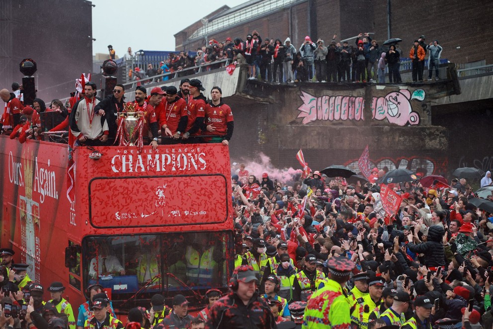 Futbalisti Liverpool FC počas osláv v uliciach mesta po zisku titulu v Premier League.