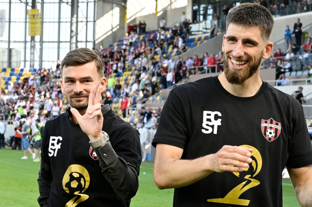 Vľavo tréner Trnavy Michal Gašparík a Adrian Zeljkovič po výhre v Slovnaft Cupe.