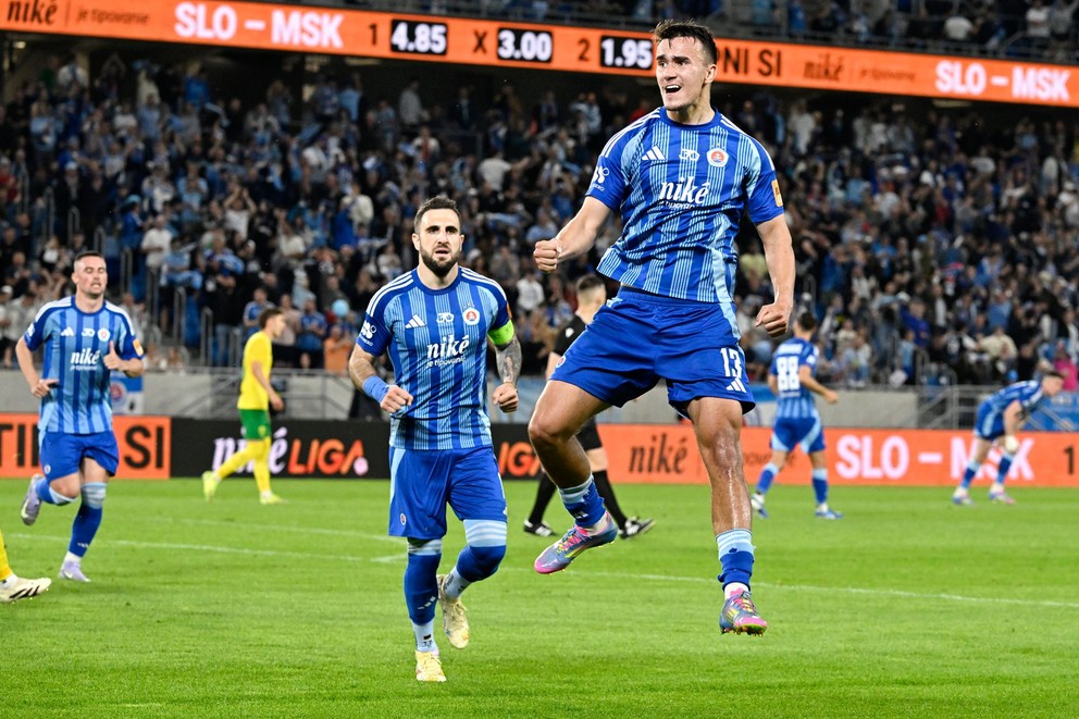 Dávid Strelec oslavuje hetrik do siete Žiliny.