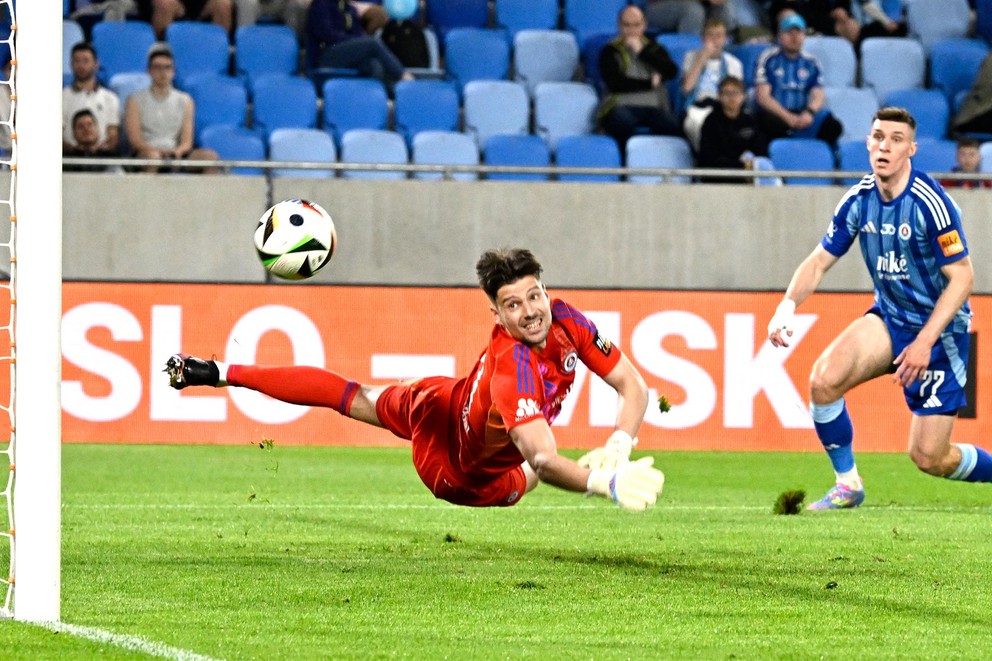 Na snímke vľavo Dominik Takáč.