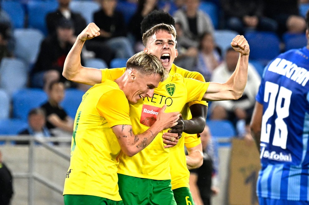 Na snímke druhý zľava Mário Sauer (Žilina) sa raduje po strelení gólu.