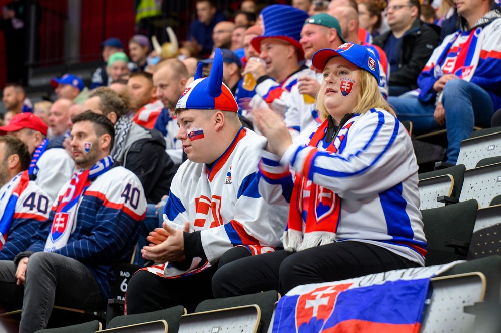 Slovenskí hokejoví fanúšikovia počas MS 2025 vo Švédsku a Dánsku.