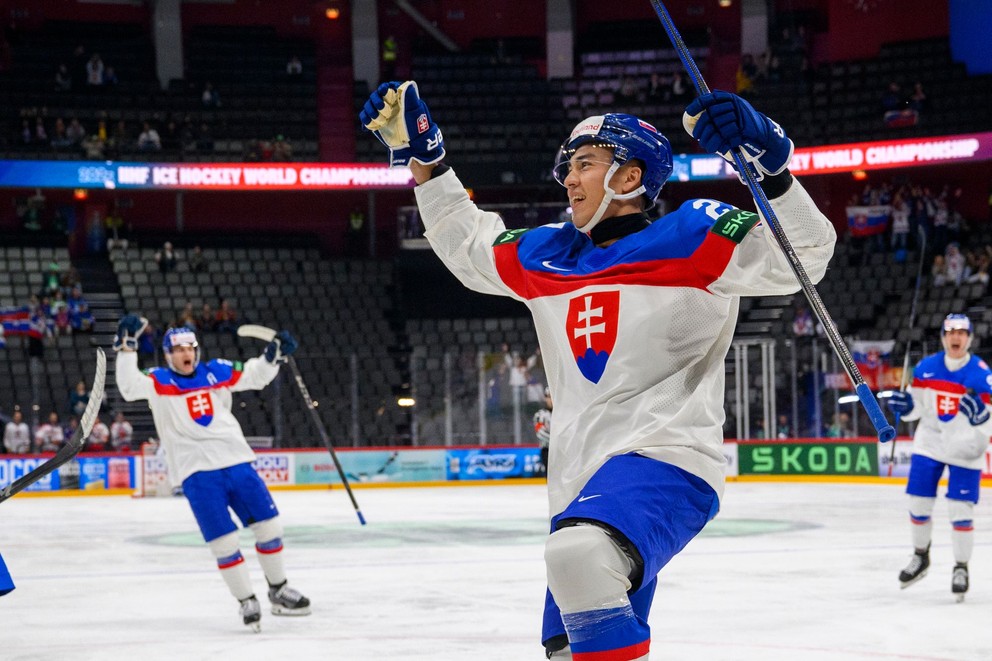 Sebastián Čederle sa teší po strelenom góle v zápase Slovensko - Slovinsko v skupine A na MS v hokeji 2025.