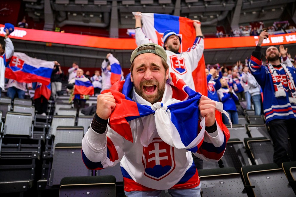 Slovenský fanúšik po zápase Slovensko - Slovinsko 3:1 na MS v hokeji 2025.