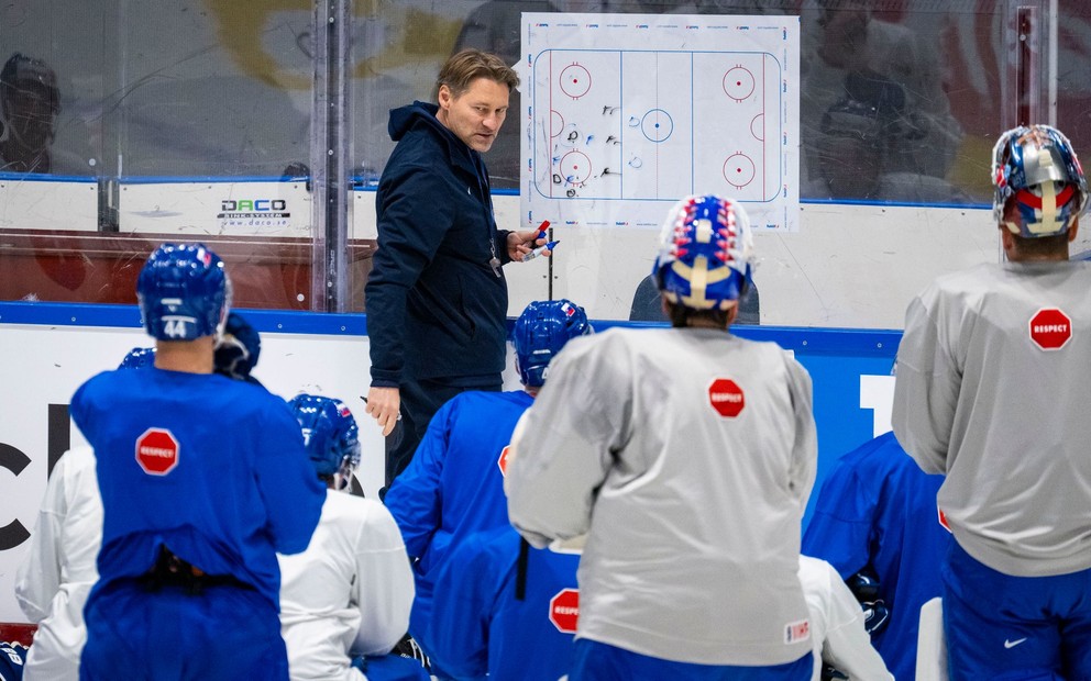 Tréner slovenskej hokejovej reprezentácie Vladimír Országh počas tréningu. 