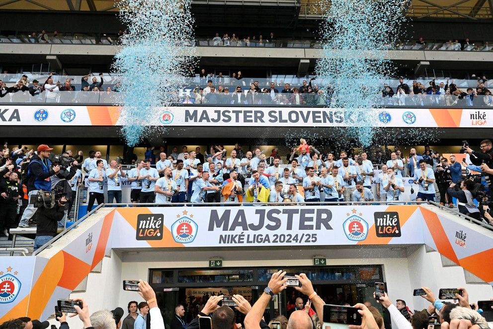Na snímke hráči Slovana Bratislava oslavujú majstrovský titul.