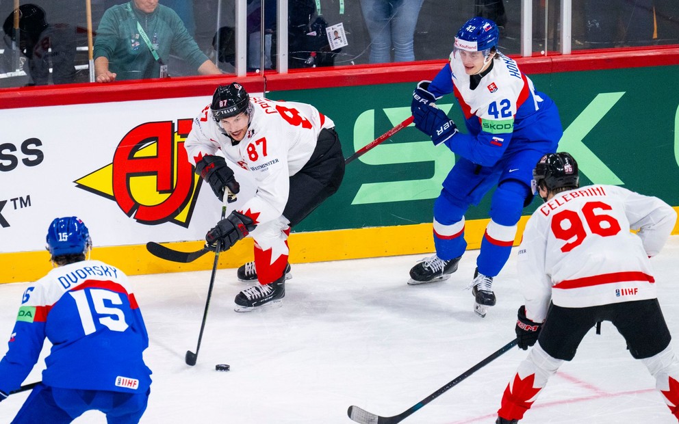 Dalibor Dvorský (Slovensko), Sidney Crosby (Kanada), Samuel Honzek (Slovensko) a Macklin Celebrini (Kanada).