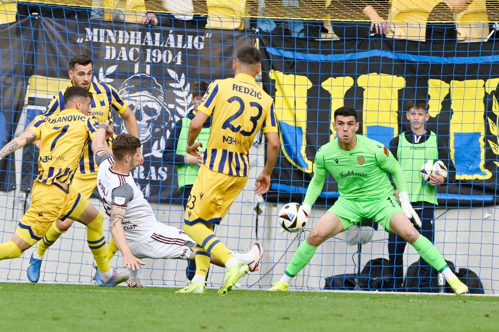 Na snímke tretí zľava René Paraj (Podbrezová) strieľa vyrovnávajúci gól na 1:1 počas finále play off v Niké lige o Európsku konferenčnú ligu (EKL) FC DAC 1904 Dunajská Streda - FK Železiarne Podbrezová.