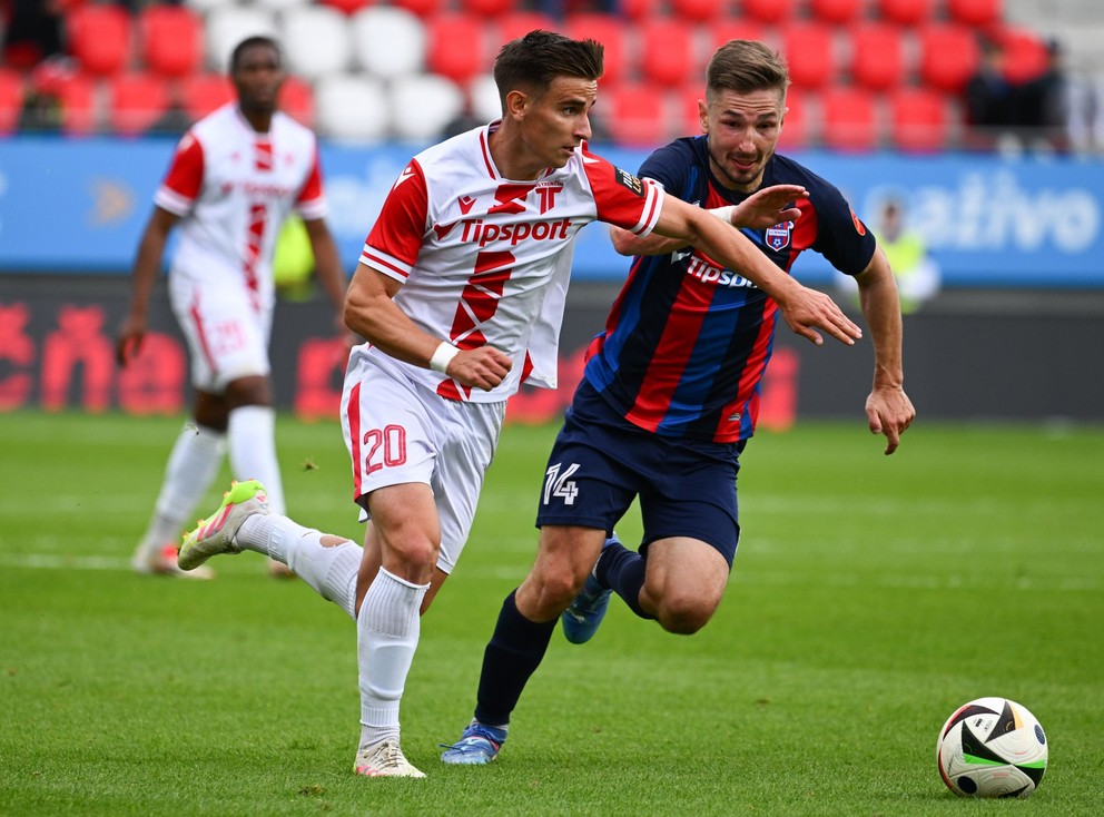 Na snímke vľavo Artur Gajdoš (Trenčín) a vpravo Denis Duga (Zlaté Moravce).