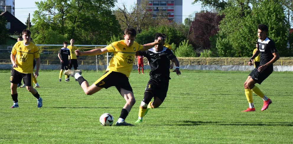 Minulú sobotu sa hralo derby Želiezovce – Podlužany (4:5). S loptou Adam Bukovčan, ktorý zvýšil na 4:2 pre hostí.