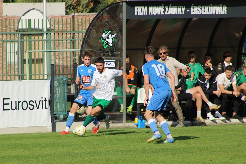 Tréner Marián Süttö doviedol FKM Nové Zámky proti Podkoniciam (v modrom) k siedmemu jarnému víťazstvu.  