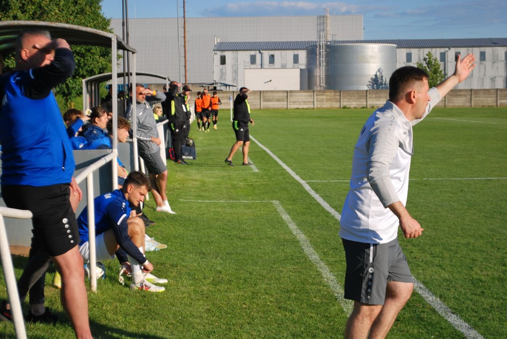 Kouč FC Nitra Igor Slezák hnal svojich za kontaktným gólom.