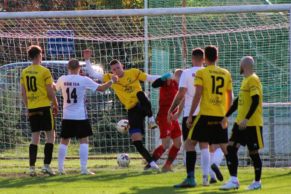 Prvý sprava v žltom autor vyrovnávajúceho gólu Podlužian proti Iži (1:1) Adrián Škorec.