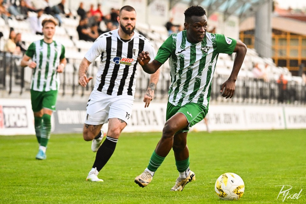 Na Myjave prehrali Nové Zámky (v zelenom) 0:2 po bezgólovom prvom polčase.