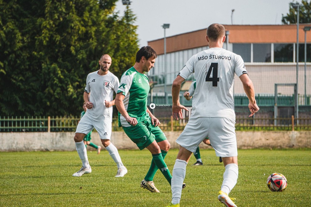 V stretnutí Tvrdošovce – Štúrovo zľava v bielom hostia Csaba Pathó a Marek Toběrný.