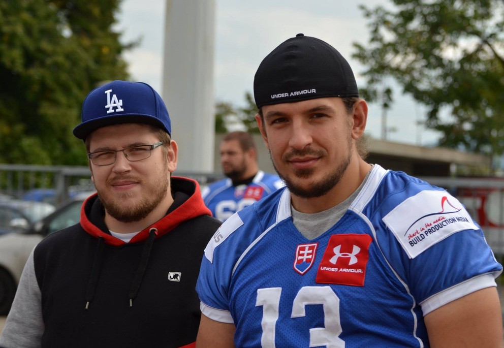 Boris Bútora v drese slovenskej reprezentácie spolu s running backom Martinom Pargáčom.