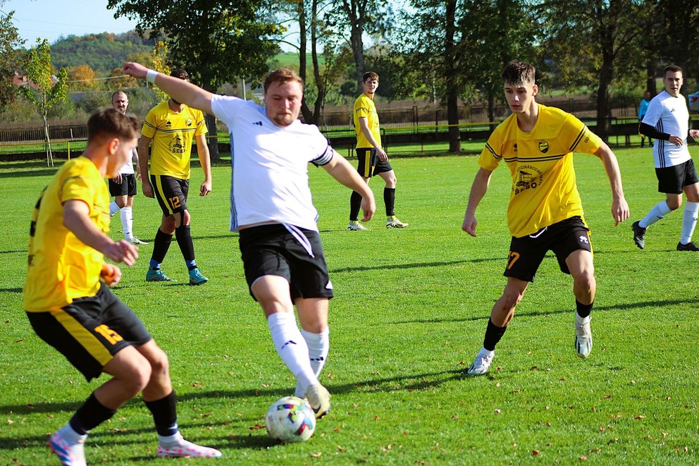 Prvý zľava hráč Podlužian Kevin Mentuš (15), ktorý prišiel pred rokom zo Želiezoviec.