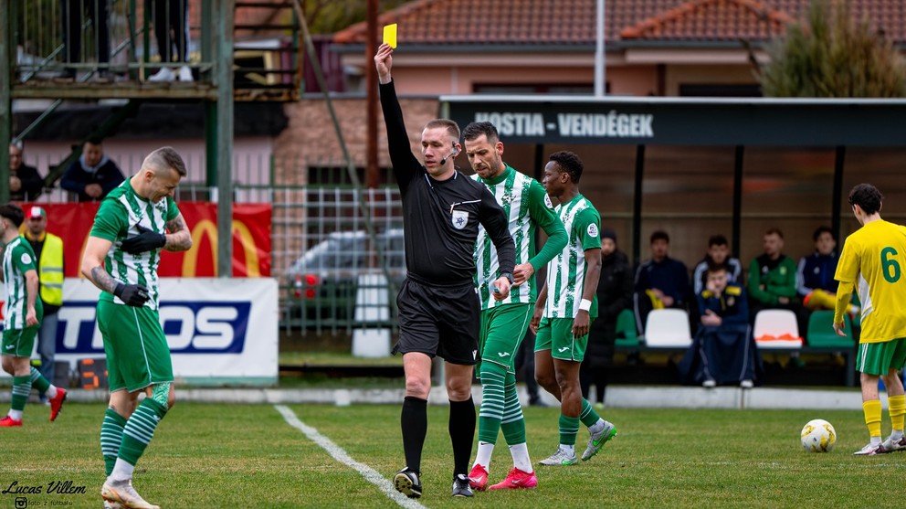 Dôležitý moment stretnutia Nové Zámky - Veľké Ludince (2:2) - domáci Michal Obročník dostal druhú žltú kartu.
