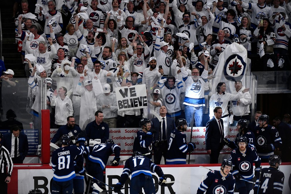 Fanúšikovia Winnipegu oslavujú postup do 2. kola play-off. 