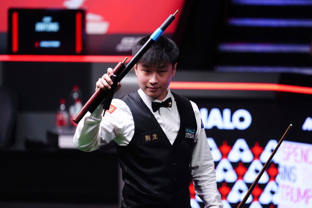 Čao Sin-tchung (Zhao Xintong) počas semifinále MS v snookri 2025.